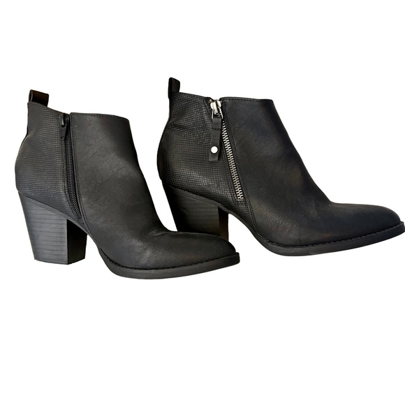 Universal Thread Shoes - Universal Thread Black Ankle Booties | Block Heel | Side Zip | Size 8.5